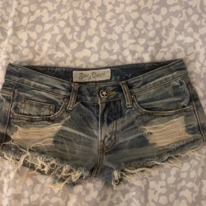 Lågmidjade Jeansshorts  - Storlek w26 och är extremt snygga. Köptes här på plick men är tyvärr alldeles för stora. Jätte lågmidjade och har en stjärndetalj på knappen⭐️💕passar perfekt till sommaren!!💕💕