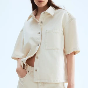 Beige oversizedkortärmad skjorta - Oversized jeansskjorta från hm, storlek Xs men passar s även. Slutsåld på hemsidan!!!!! Helt ny 