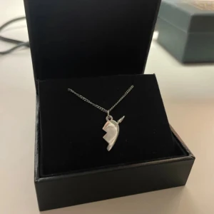 Halsband - Säljer ett jättefint halsband med pilen uppåt i silverfärg. Passar dig som gillar minimalistiska smycken med en unik detalj. Vet ej vilket varumärke❤️