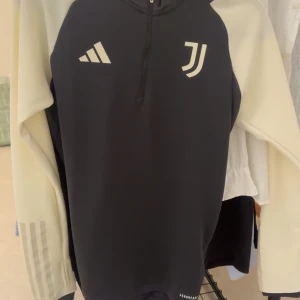 Juventus träningströja med dragkedja - En Juventus half zip storlek xs