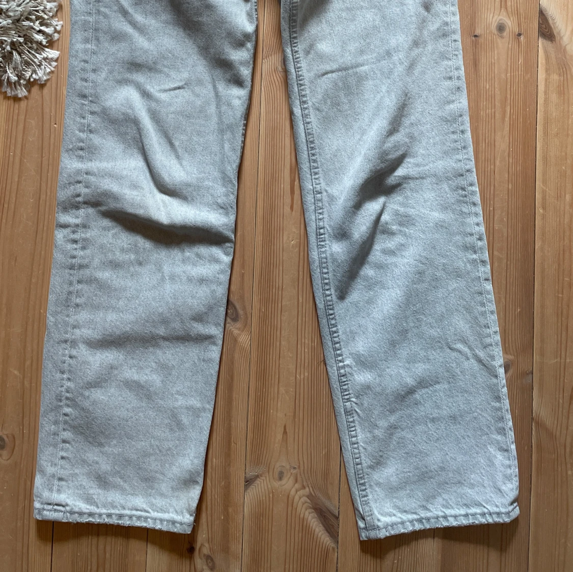 Ljusgrå jeansbyxor med raka ben - 2