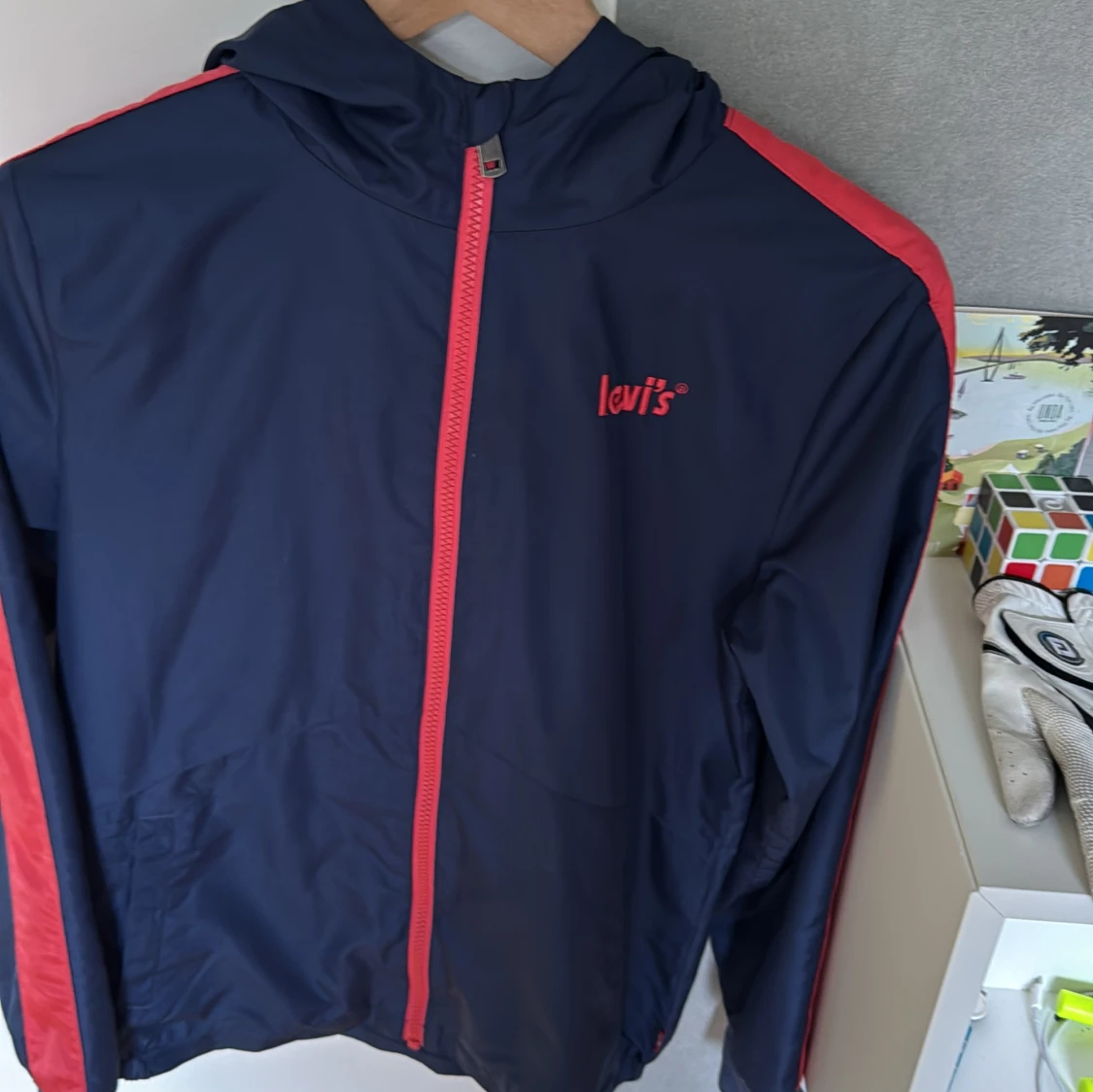 Blå vindjacka med röda detaljer från Levi's