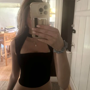 Svart croppad linnetopp med asymmetrisk hals - Säljer en svart croppad linnetopp från Zara don längre inte säljs