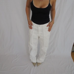 Vita jeans med detaljer - Vita jeans med coola detaljer