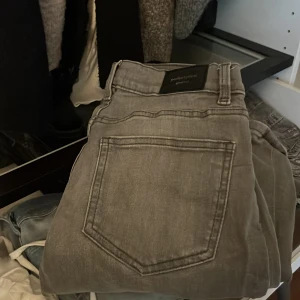 Grå jeans från ginatricot  - Säljer dom pgd av att dom är för långa och använt dom två gånger.  Ny pris 499
