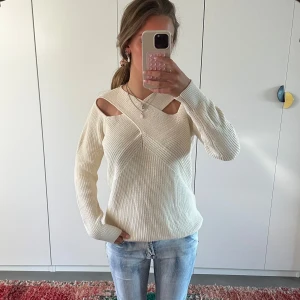 Vit stickad tröja med cut out-detaljer - Såå cool tröja med cut outs framtill!