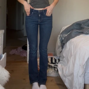Mörkblå bootcut jeans - Säljer ett par mörkblå jeans med bootcut. Jag är 170