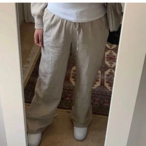 linnebyxor - gina tricot MÖRKBLÅ - snygga linnebyxor från gina tricot som tyvärr inte kommer till användning. Bra skick, inga defekter. Det är exakt samma byxor som första bilden fast i mörk blå (se andra bild)