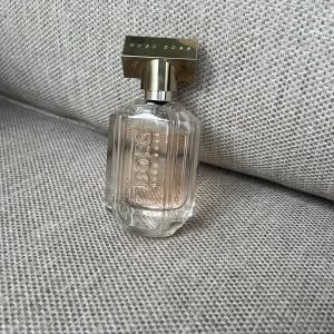 BOSS The Scent For Her Eau de Parfum - Parfym från Hugo Boss. The scent. Använd, se bild för mängd. 50ml flaska 
