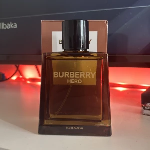 Burberry Hero Eau de Parfum 100ml - Säljer en sprillans ny Burberry Hero Eau de Parfum (100ml).                                                                hela är full, ej använd. Kvitto finns tyvärr inte men är köpt på Kicks för ca 1 månad sen.                         Nypris 1625kr.                                                                     är öppen för bud