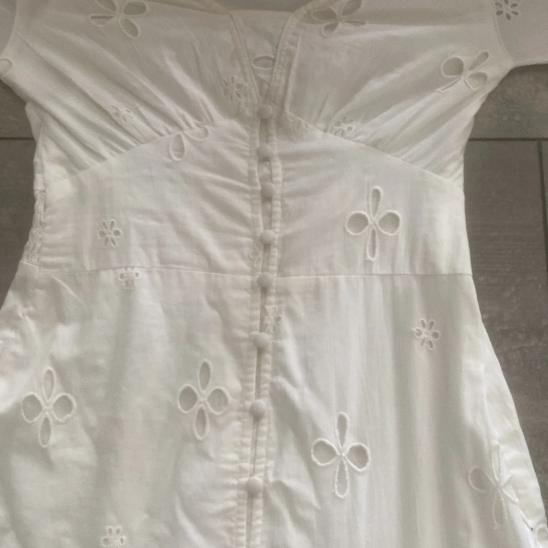 Vit broderad klänning från NA-KD. - 2