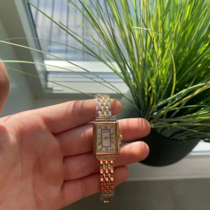 Guldklocka  - Klockan är i ett mycket fint skick med ett sprillans nytt batteri och armbandet är justerbart så du enkelt kan justera armbandets originella storlek som är 19 cm.   Vid frågor och funderingar är det bara att skriva ✍️