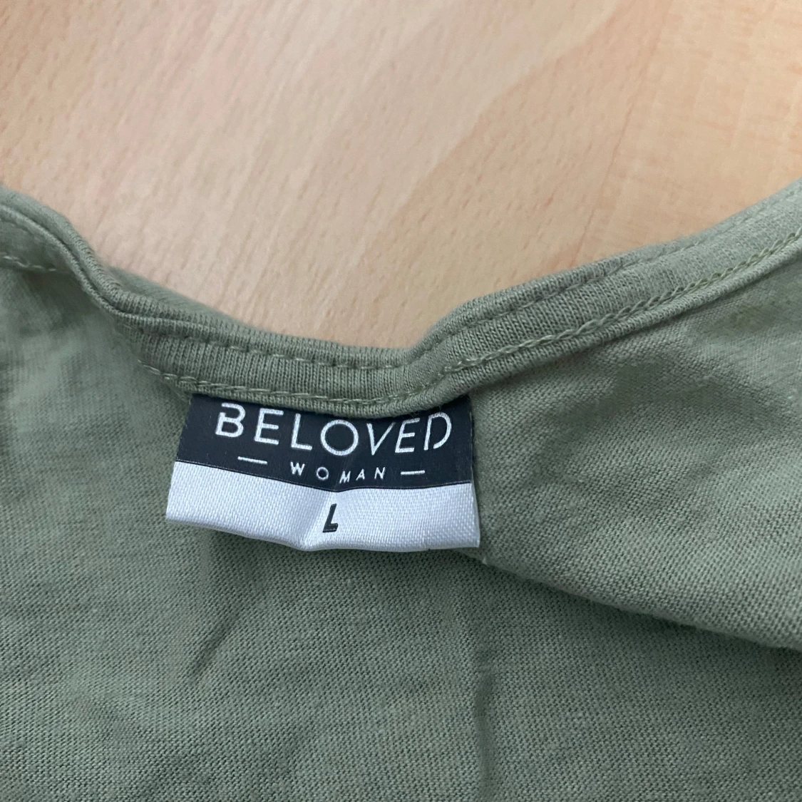 Grön ärmlös blus med spetsdetaljer från Beloved Woman - 1
