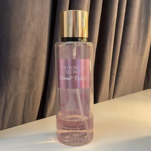 Victoria's Secret Velvet Petals Fragrance Mist - Bodymist från Victoria's Secret i doften Velvet Petals. Har ca 50 ml kvar där av billiga priset!