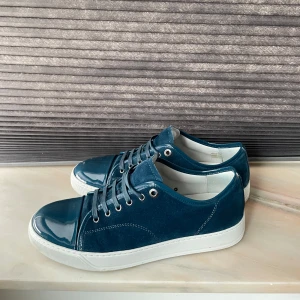 Lanvin Cap Toe Petrol Blue - Tja! Säljer dessa nästan intill nya Lanvin skor som jag köpte på Cate Of carl i början av slutet av April för 4999kr. Inga defekter eller märken eller så. Ser helt nya ut och knappt använda, isåfall använda väldigt kort och försiktigt! Storlek 42, för stora för mig. Hör av dig om intresserad! Box och sko påsar kommer med, alltså allt jag fick i köpet!
