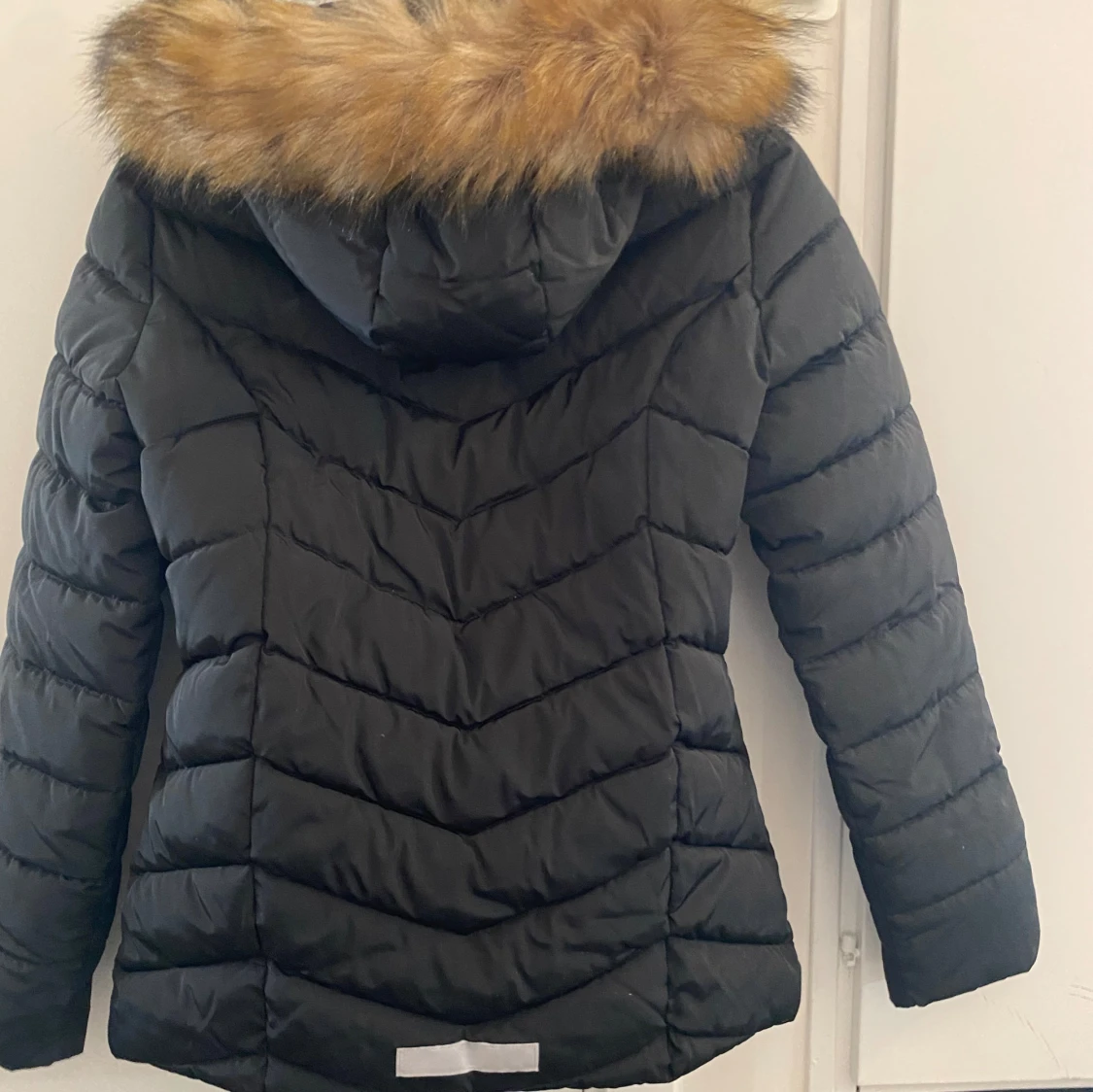 Svart dunjacka med fuskpäls - 1