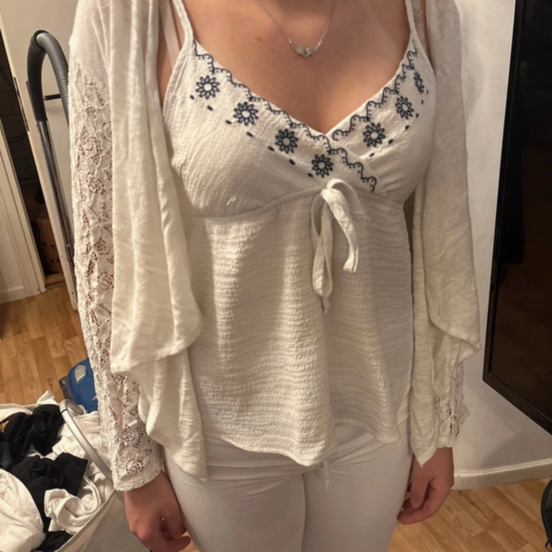 Vit spetskofta med långa ärmar