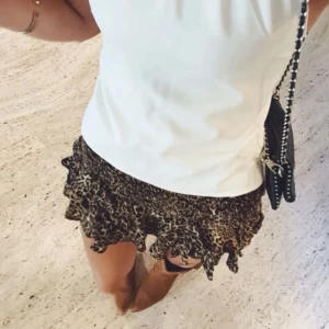 Leopardmönstrad volangkjol - Kort och festlig kjol från meetmethere!🥰 köpt för 570 kr, leverans kostar även 170 kr så du sparar 400 kr av att köpa från mig❤️ den är även aldrig använd eftersom jag köper den i julas! Storlek S/M men passar även Xs❤️