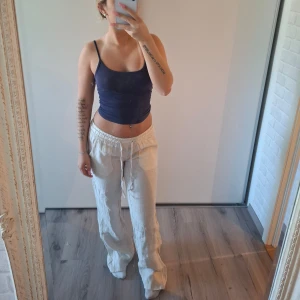  Nya Beiga linnebyxor low waist  - Säljer ett par beiga linnebyxor som är low waist passar xs/s