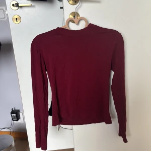 Vinröd långärmad topp - Säljer min lång armabade tröja i vinröd färg har inte använt det så många gånger  från SHEIN i storlek S