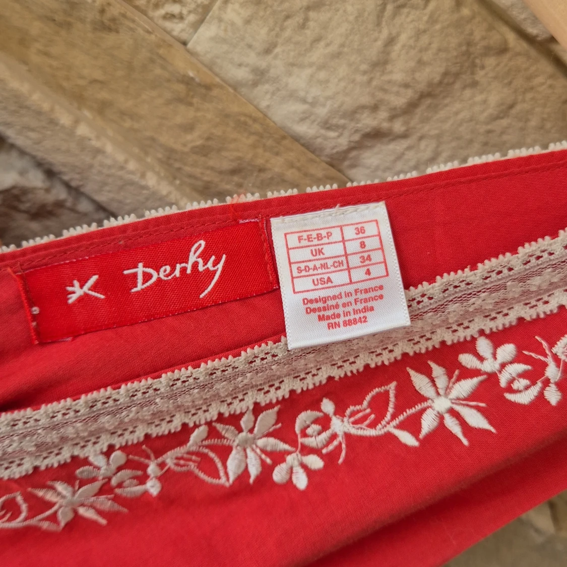 Röd klänning med broderi från Derhy - 3