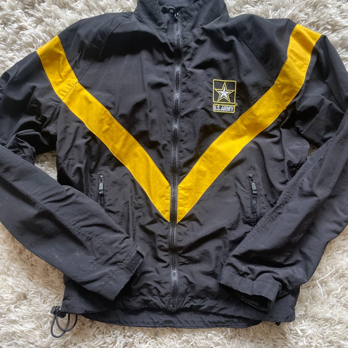 Svart och gul vindjacka från US Army