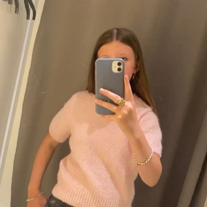 Ljusrosa stickad tröja från Gina Tricot - Supermjuk ljusrosa stickad tröja från Gina Tricot med korta ärmar och rund hals. Köptes k Augusti 2024. Den är lite mer rosa i verkligheten. Den är ganska knopprig men syns bara från nära håll💗💗