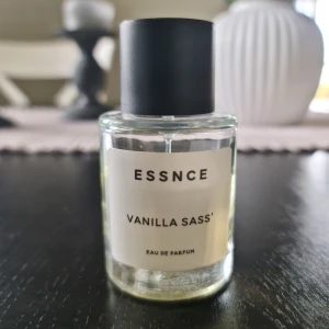 Vanilla Sass' Eau de Parfum från ESSNCE - Säljer vanilla sass, lite mer än hälften kvar.