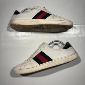 Gucci Ace skor - Hej! Säljer nu mina skor från märket Valentino, storlek 42.5 använt skick, givetvis äkta. Tveka inte på att höra av dig om du har frågor eller funderingar kring skorna! 