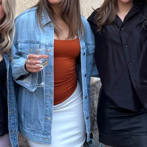 blå jeansjacka - blå oversized jeansjacka i strl M