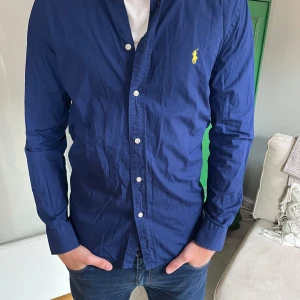 Ralph Lauren skjorta S - Säljer en fet Ralph Lauren skjorta slimfit i storlek S. Skriv vid minsta fråga!