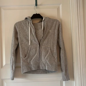 Hoodie  - En grå fin hoodie från Ralph lauren använd några gånger är i jätte bra stick i storlek xs i färgen grå 