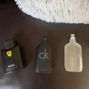 Parfympaket - Här får du 3 parfymer för ett riktigt bra pris, CK ONE 95/100ml kvar, nypris ca 400kr. CK BE 25/100ml kvar, nypris ca 400kr, Ferrari black 90/125ml kvar, nypris ca 300kr, pris går alltid att diskutera, köpes antingen i detta paket eller separat i min profil. 