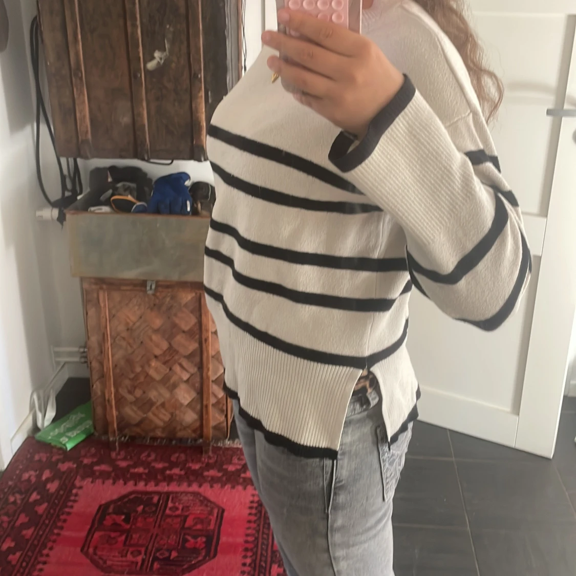 Randig vit och svart stickad tröja - 1