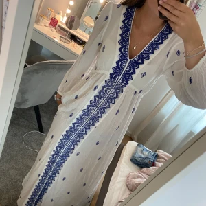 Klänning - Säljer en fin vit och marinblå somrig långklänning i storlek 34 från H&M, inga defekter, fint skick! 
