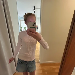 Ljusrosa kabelstickad tröja från Boomerang - Supersöt ljusrosa stickad tröja från Boomerang i kabelstickat mönster. Tröjan har rund halsringning, långa ärmar och ribbade muddar. Perfekt att styla med jeans eller kjol för en fräsch look. Sparsamt använd! ❤️skriv vid funderingar