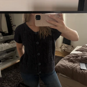 Mörkgrå stickad kofta från Esmara - Kortärmad, mörkgrå stickad kofta från Esmara med grovt kabelstickat mönster och stora knappar framtill. 💕 har aldrig använt 