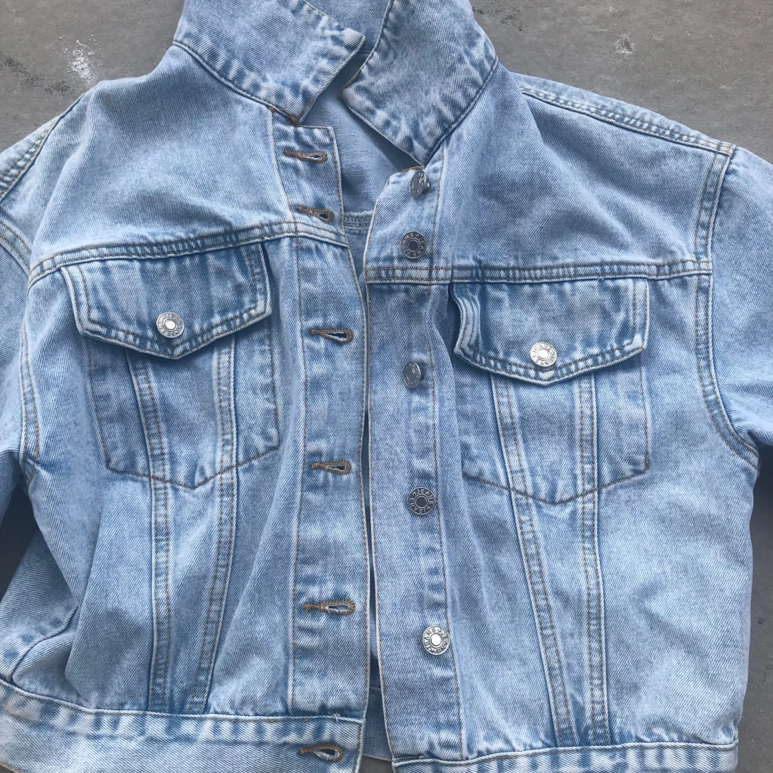 Ljusblå croppad jeansjacka - 2