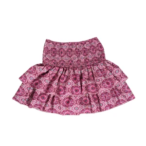 Rosa volangkjol - Superfin kortkjol i rosa med volanger och elastisk smock i midjan. Kjolen har ett färgstarkt mönster i olika rosa och vita nyanser, vilket ger en riktigt söt och somrig vibe. Perfekt för dig som gillar att sticka ut och vill ha en bekväm kjol med mycket rörelse.