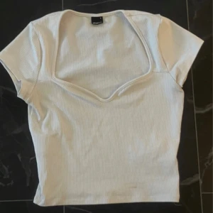 Gina tricot topp - Vit ribbad topp, som ny endast använd någon gång! Passar även XS.