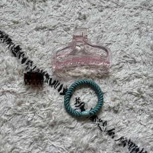 Tre stycken håraccessoarer - Helt nya aldrig använd, en stor klämma+ en mindre klämma+ en hårsnodd liknande knekki