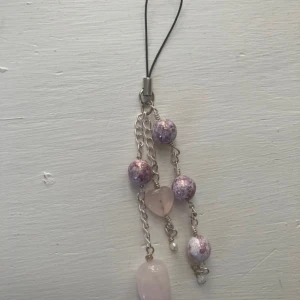 Mobilsmycke/bagcharm - Mobilsmycke som även funkar som bagcharm som jag gjort själv. Äkta rosenkvarts och glaspärlor💕