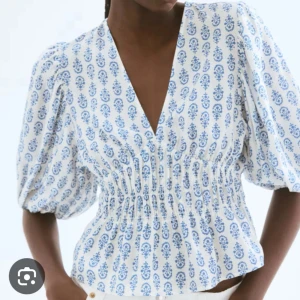 Vit och blå blus med puffärm Zara - Supersöt slutsåld,  populär blus från hm! Den är helt oanvänd och är i storlek M men passar mig som vanligtvis har S och XS på toppar💞