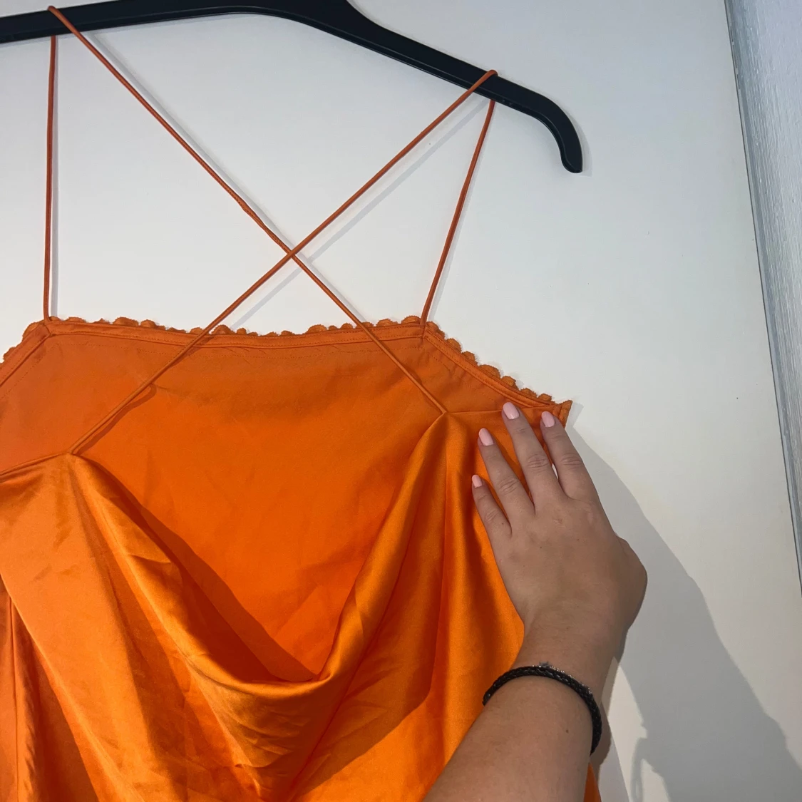 Orange satin topp med spets
