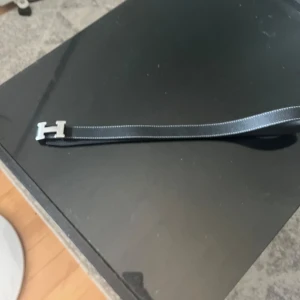 Svart bälte med H spänne - Väldigt snyggt bälte som passar till allting. Finns inget att klaga på men klart att man kan förhandla priset.