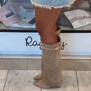 Raglady stövlar - Beige mockastövlar med spetsig tå från Raglady. Nypris var ca 1000kr. 