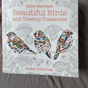 Beautiful Birds and Treetop Treasures: Pocket Colouring - Färglägg vackra fåglar och trädtoppar i denna kreativa pocketbok! Perfekt för dig som gillar detaljerade illustrationer och vill slappna av med färgpennor. Några sidor har påbörjade färgläggningar och en liten fläck, men massor av motiv kvar att utforska.
