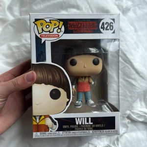 Stranger Things: Will (Pop! Television #426) - Cool samlarfigur från Stranger Things! Will i klassisk Pop!-stil, perfekt för fans av serien. Snygg för hyllan eller skrivbordet – visa din kärlek till Hawkins och nostalgi med denna ikoniska vinylfigur. Perfekt present till unga vuxna och ungdomar som älskar popkultur. Pris kan diskuteras! 