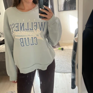 Blå sweater  - Ginatricot storlek M. Bara använt några gånger 