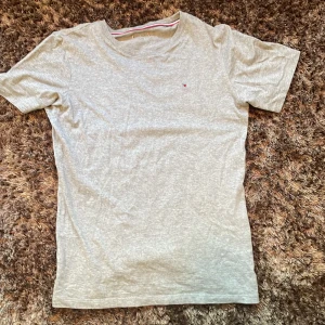 Tommy hilfiger t-shirt - Tommy hilfiger t-shirt i grå färg storlek 164-174 men sitter som Small. 